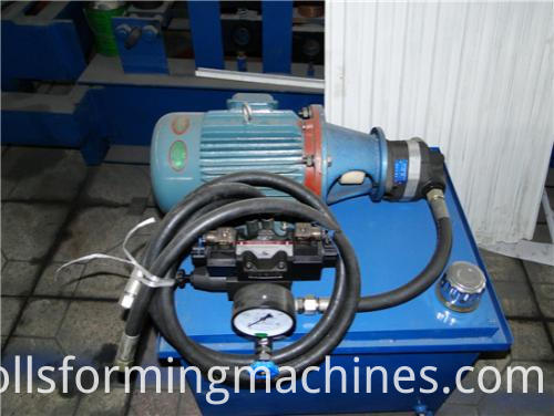เครื่องขึ้นรูปม้วนประตูไม้ระแนง - สถานีไฮดรอลิก Garage Shutter Doors Making Machine